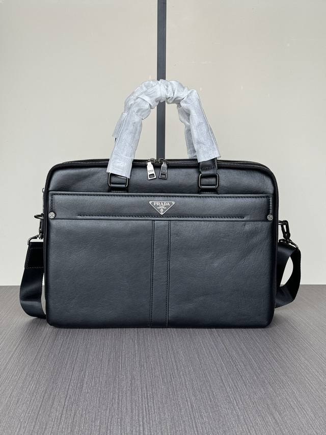 The latest hot Prada double zipper handbags from the top counters are shipped in