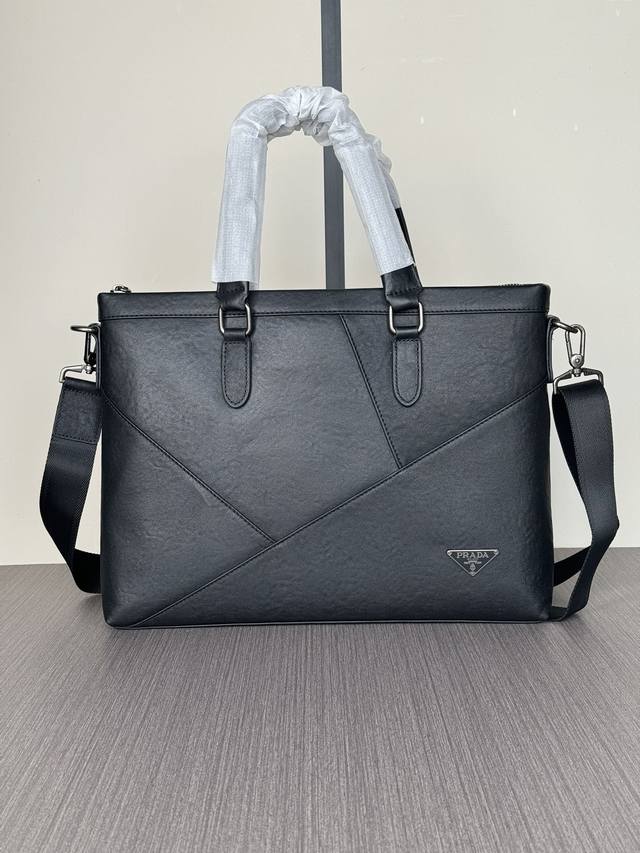 The latest hot Prada handbags from the top counters are shipped in large quantit