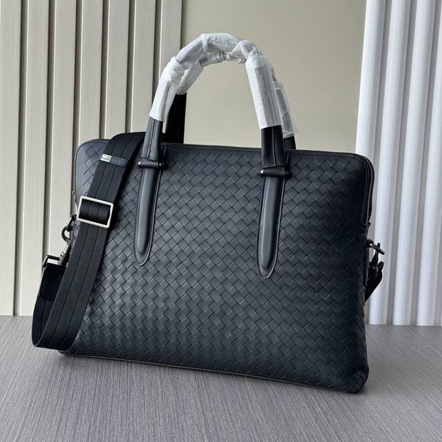 The latest hot-selling Bv double zipper waxed leather briefcase from the top cou