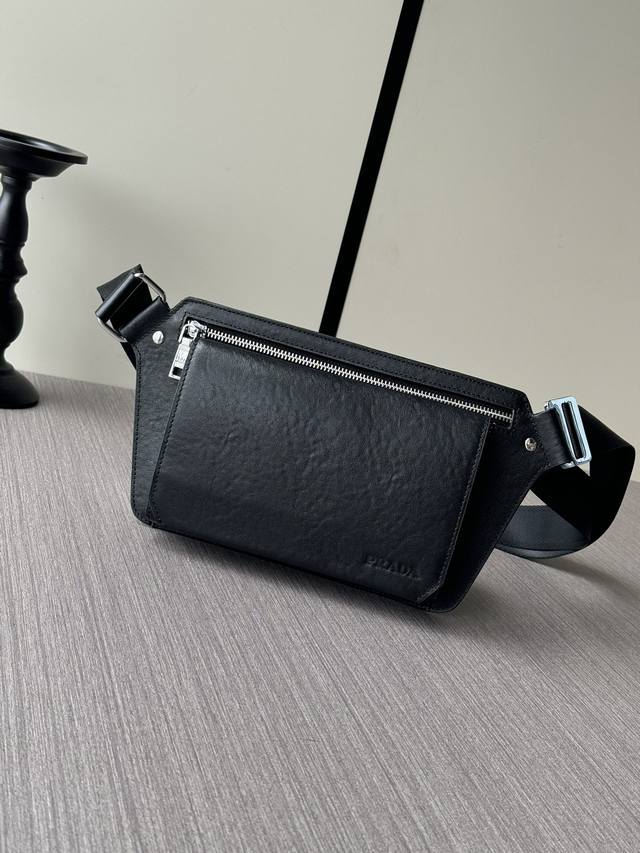 The latest style of Prada full leather chest bag, a popular model, is shipped in