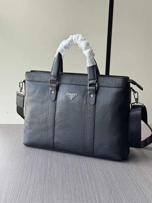 The latest hot Prada handbags from the top counters are shipped in large quantit