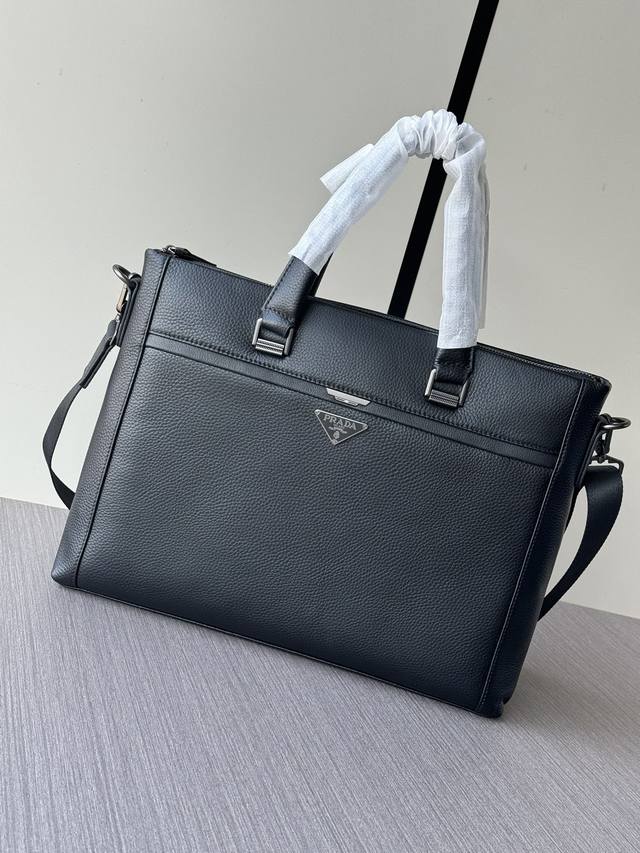 The latest hot Prada handbags from the top counters are shipped in large quantit