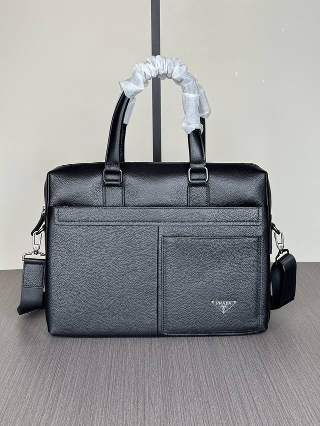 The latest hot Prada handbags from the top counters are shipped in large quantit