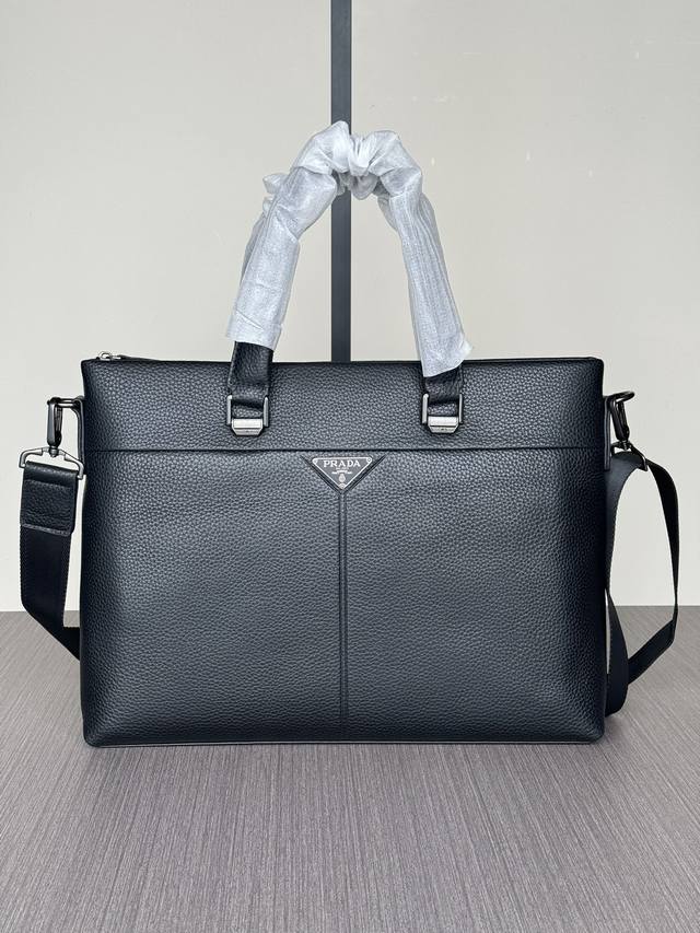 The latest hot Prada handbags from the top counters are shipped in large quantit