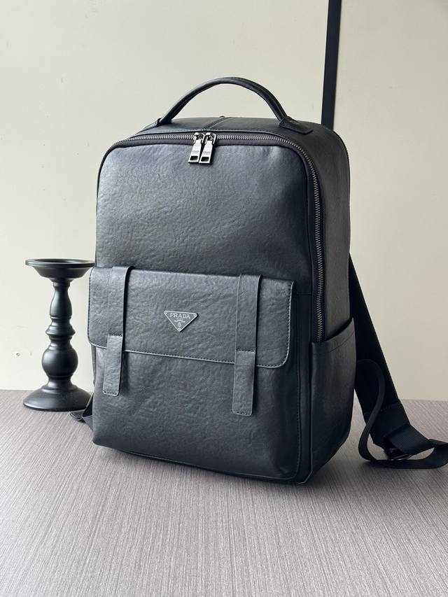 The latest hot Prada hand-held backpacks from the top counters are shipped in la