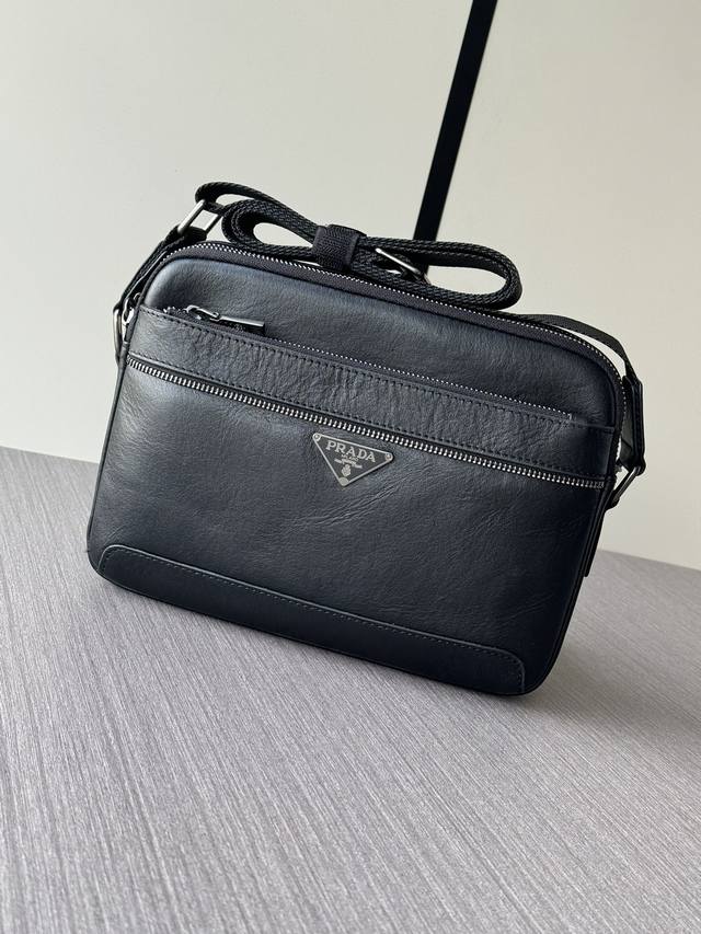 The latest hot Prada messenger bag from the top counter is shipped in large quan