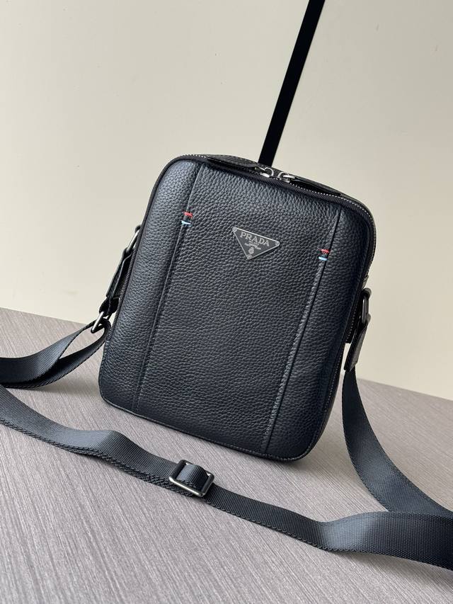 The latest hot Prada messenger bag from the top counter is shipped in large quan