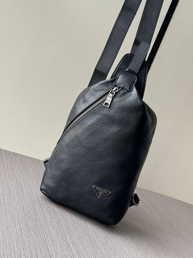 The latest style of Prada full leather chest bag, a popular model, shipped in la