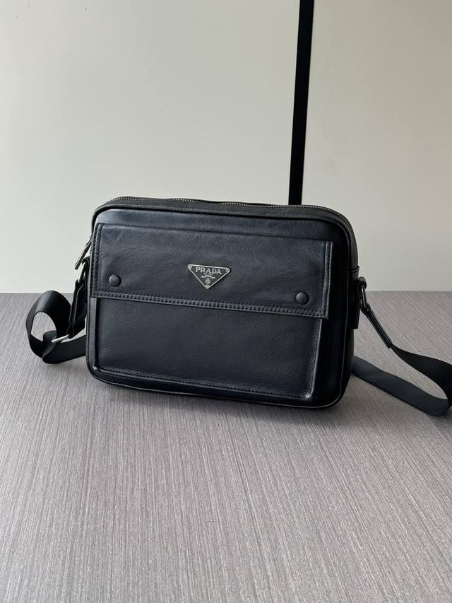 The latest hot Prada messenger bag from the top counter is shipped in large quan