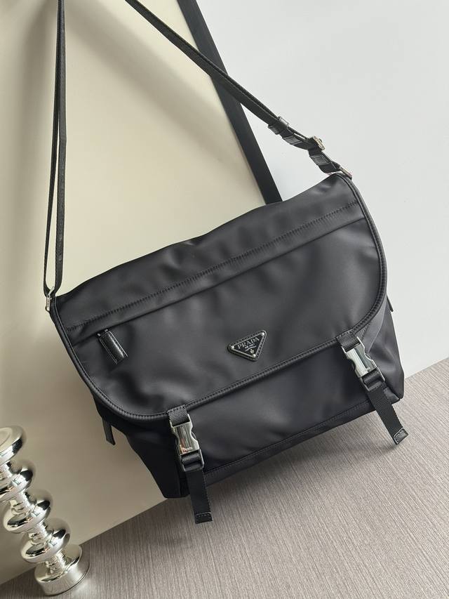 The latest style of the top counter mouse is Prada parachute nylon cloth with im