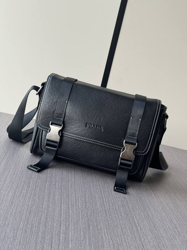 The latest hot-selling Prada crossbody bag with flap buckle from the top counter