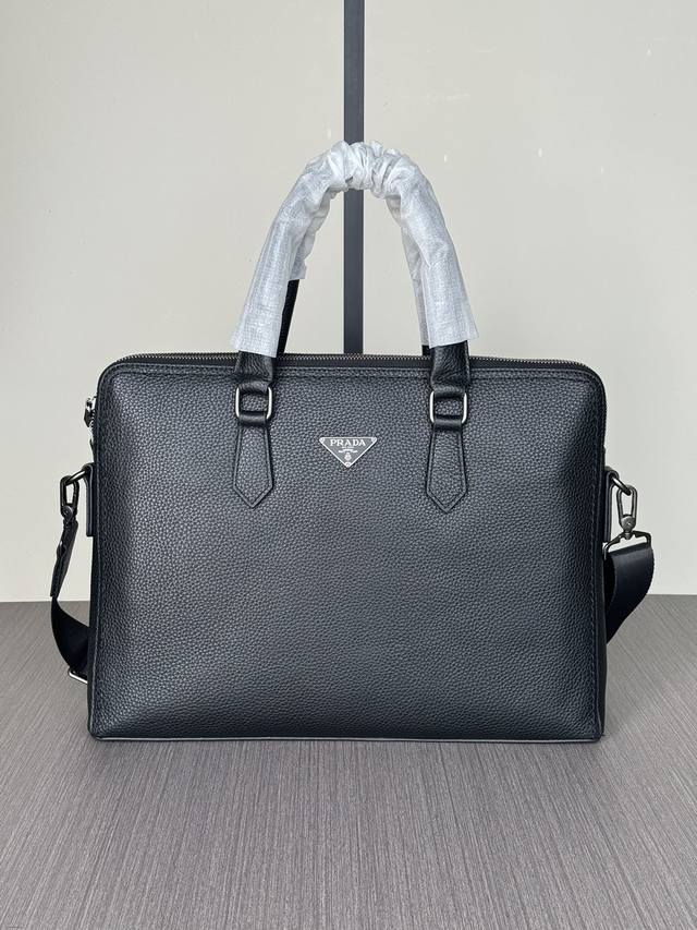 The latest hot Prada double zipper handbags from the top counters are shipped in