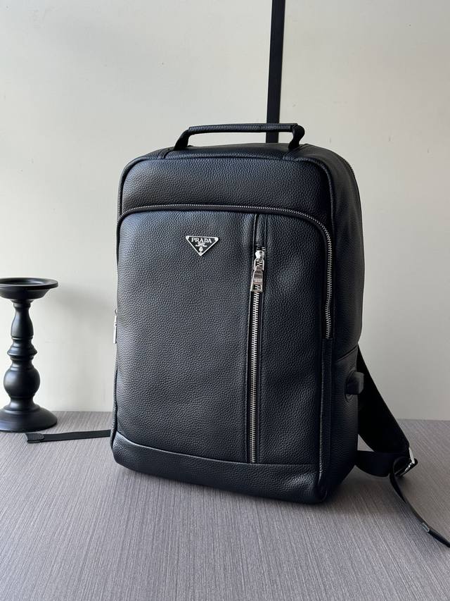 The latest hot Prada hand-held backpacks from the top counters are now available