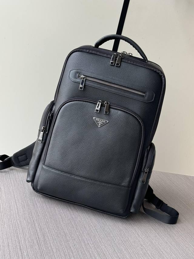 The latest hot Prada hand-held backpacks from the top counters are shipped in la