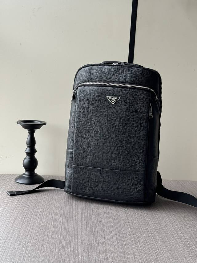 The latest hot Prada hand-held backpacks from the top counters are shipped in la