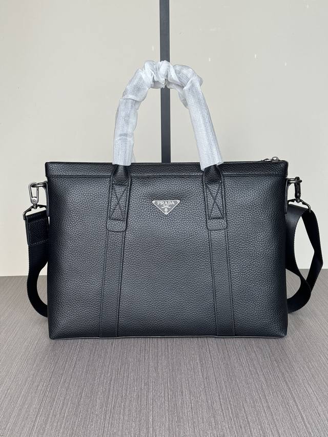 The latest hot Prada handbags from the top counters are shipped in large quantit