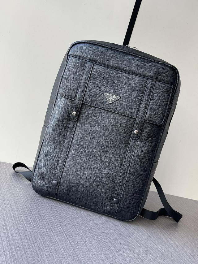 The latest hot Prada hand-held backpacks from the top counters are shipped in la