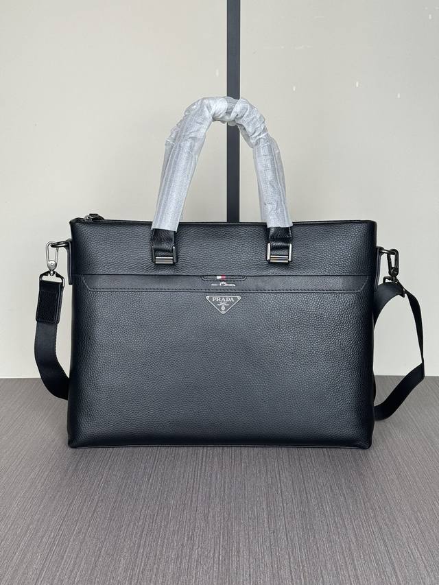 The latest hot Prada handbags from the top counters are shipped in large quantit