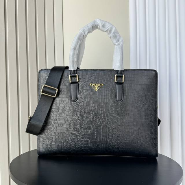 The latest hot Prada double zipper handbags from the top counters are shipped in