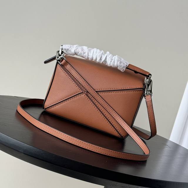 Top counter rat hot goods Loewe new Mini grain soft cow leather Puzzle handbag T