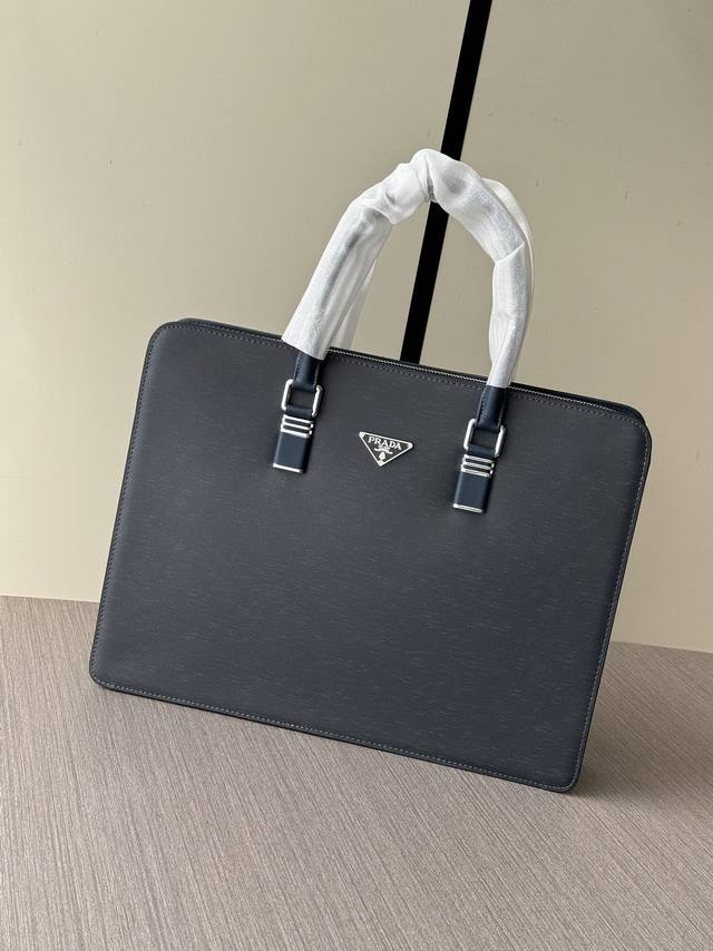 The latest hot Prada combination lock portable briefcase from the top counter is