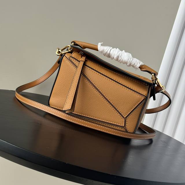 Top counter rat hot item Loewe's new Mini grainy soft cow leather Puzzle handbag