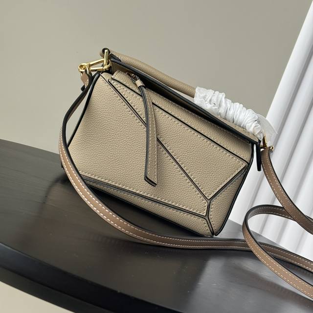 Top counter rat hot item Loewe's new Mini grainy soft cow leather Puzzle handbag