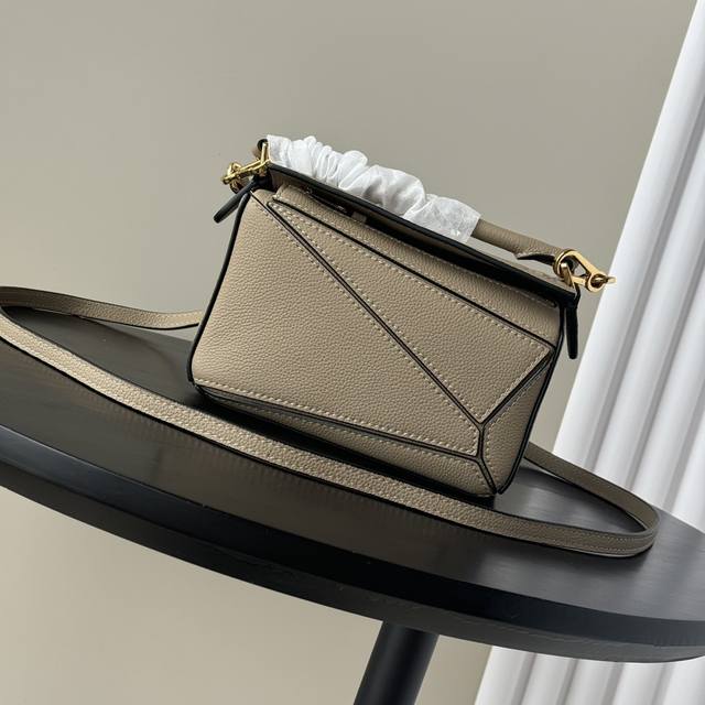 Top counter rat hot item Loewe's new Mini grainy soft cow leather Puzzle handbag
