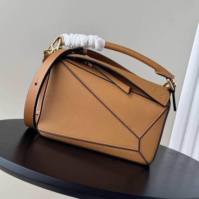 Top counter rat hot item Loewe's new small grain soft cow leather Puzzle handbag