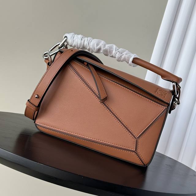 Top counter rat hot goods Loewe new small soft cow leather Puzzle handbag The de