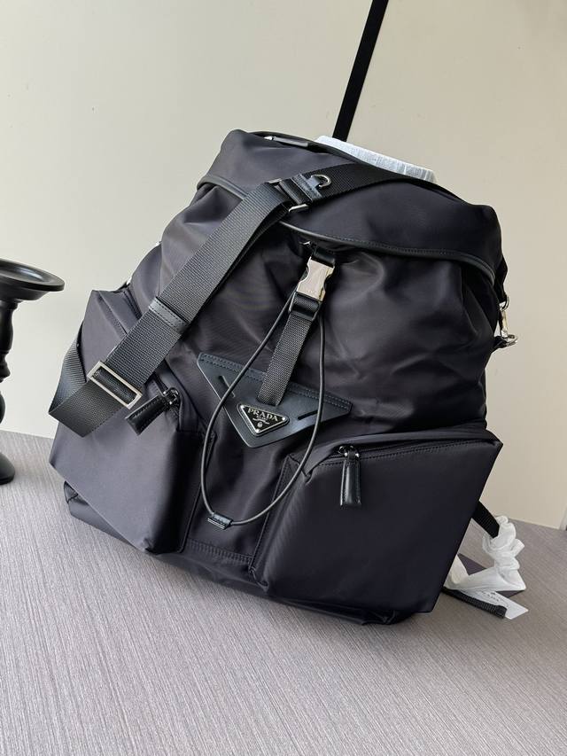 The latest Prada parachute nylon backpack is a hot model shipped in large quanti