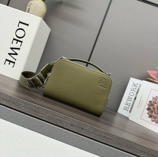 Lw's new multifunctional mini crossbody camera bag is functional and practical w