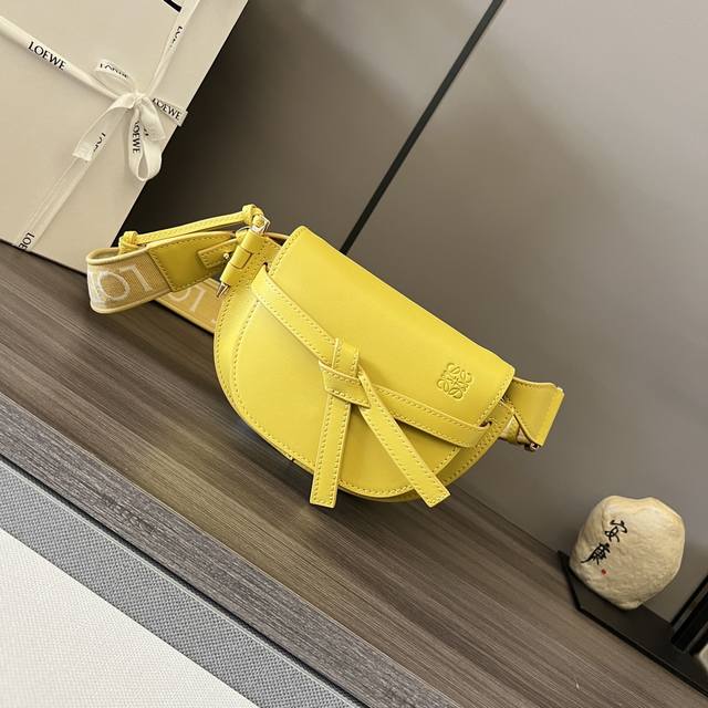 Home Gate Dual New Color Minigatedual handbag is crafted from soft natural cowhi