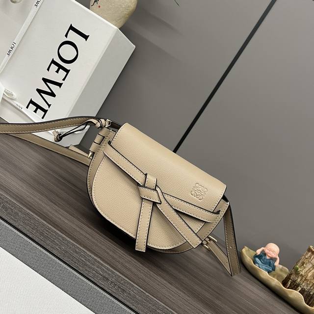 Lw Gate Dual New version, new color The Minigatedual handbag is crafted from sof