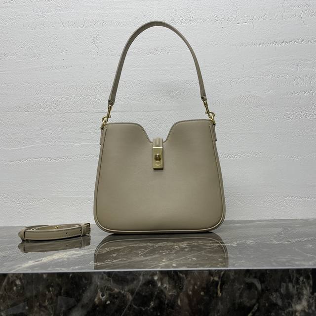 Camille 16 Soft The bag is made of smooth calfskin with a natural sheen. The ove