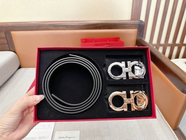 1 strap with two buckles 1 strap with 1 buckle Brand: Salvatore Ferragamo Grade: