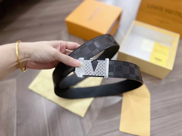 New pure leather Louis Vuitton is the world's largest high-end fashion holding c