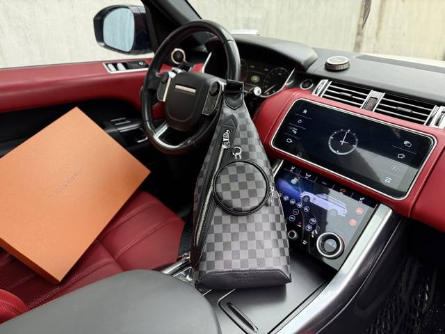 High-end new "Louis Vuitton" Lv chest bag Louis Vuitton shoulder bag M30936 Loui
