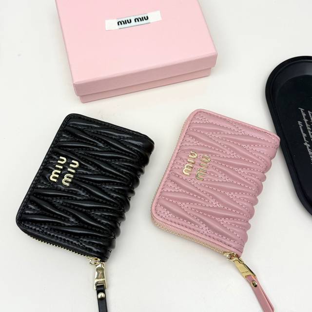 Miumiu 793 Color Black Pink Size: 12*8.5 Miumiu latest model! The hottest model