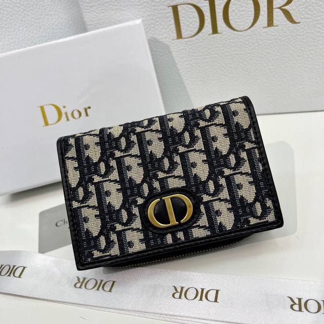 Dior 2055 Color Black Size 13.5*9.5*3.5 The latest model from Dior is now availa