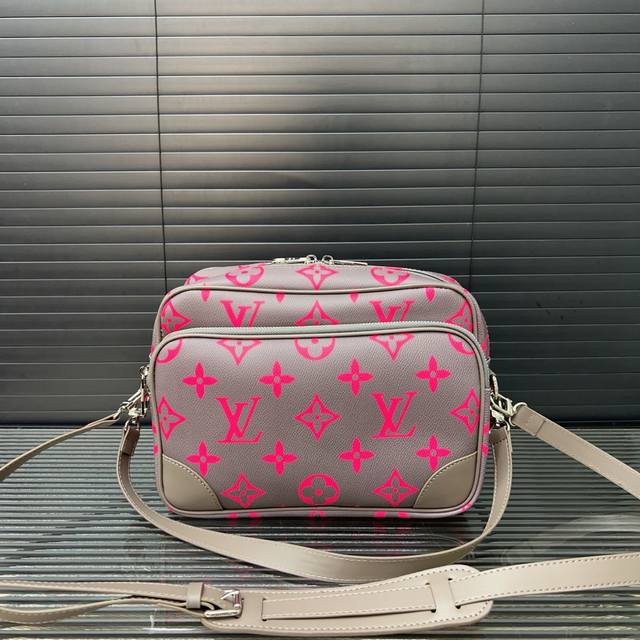 Louisvuitton Nil Distressed silver metal parts Monogram Glow coated canvas shoul