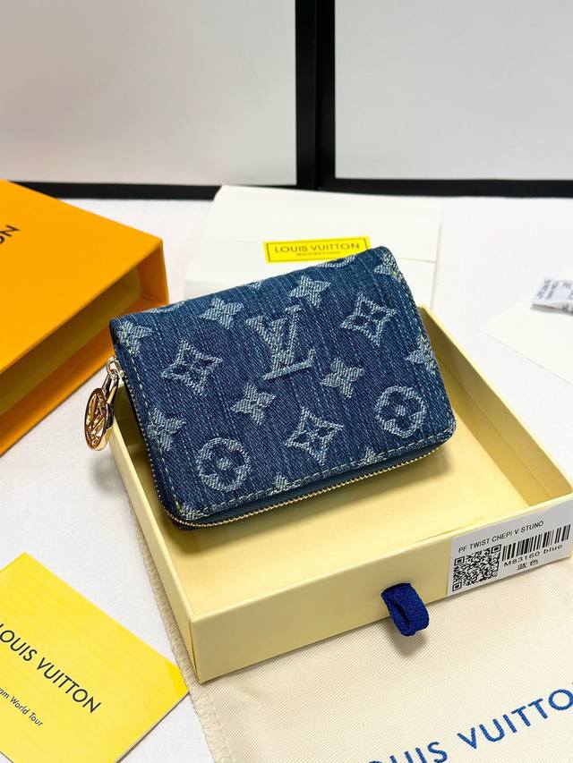 Color Blue Size 11.5X8.5X2.2 Portefeuille Roux" is made from organic cotton and