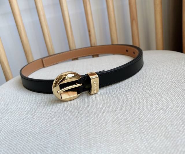 Loewe's latest belt is made of smooth cowhide leather. Narrow belt with Anagram