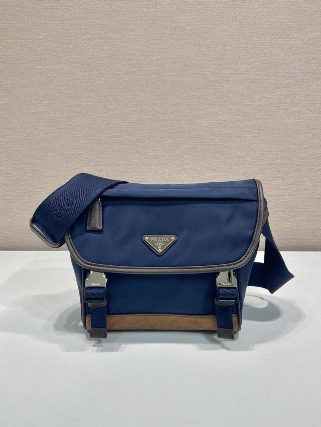 New messenger bag 2Vd066 small size This messenger bag adopts a sporty design, d