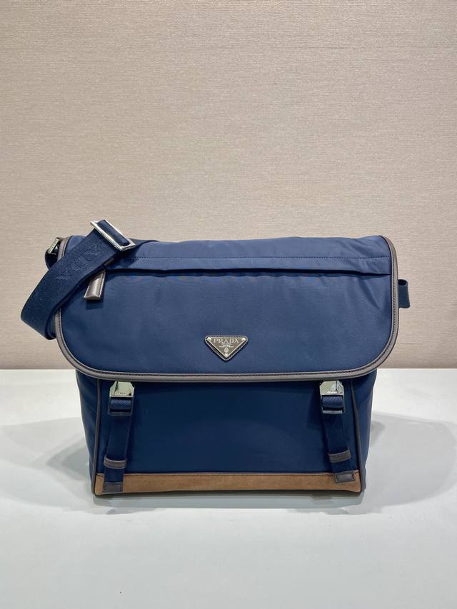 New messenger bag 2Vd052 Large This messenger bag adopts a sporty design, decora