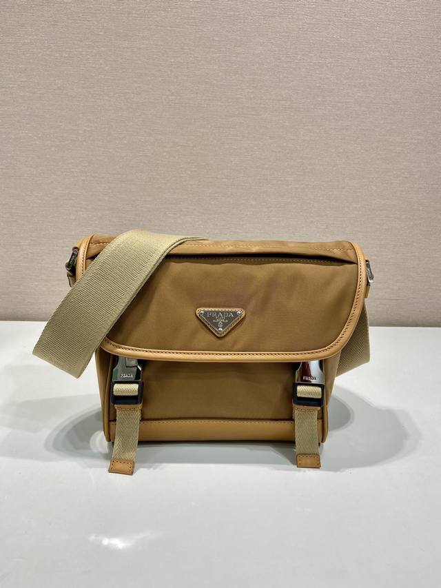 New messenger bag 2Vd066 small size This messenger bag is designed with Re-Nylon