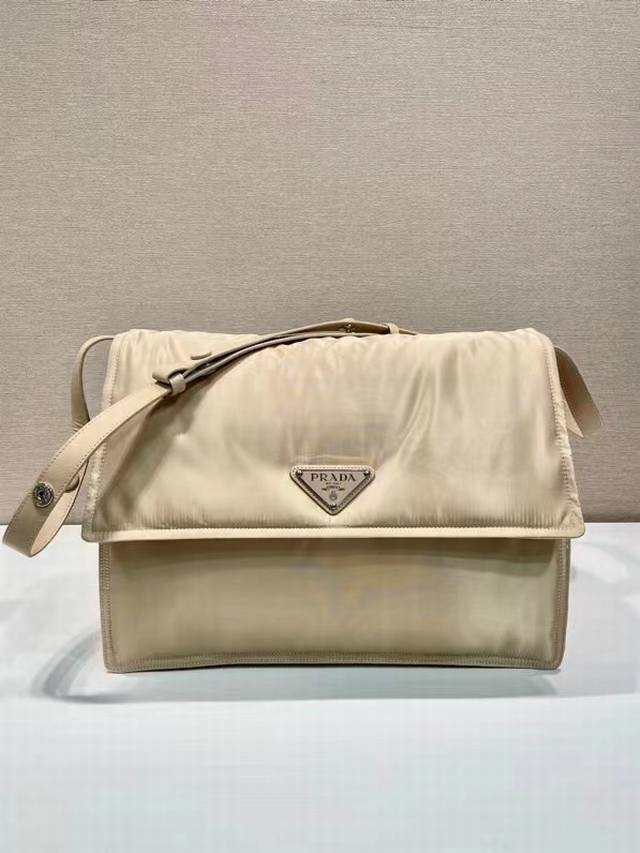 Popular messenger bag large new color milk tea This shoulder bag is made of uniq