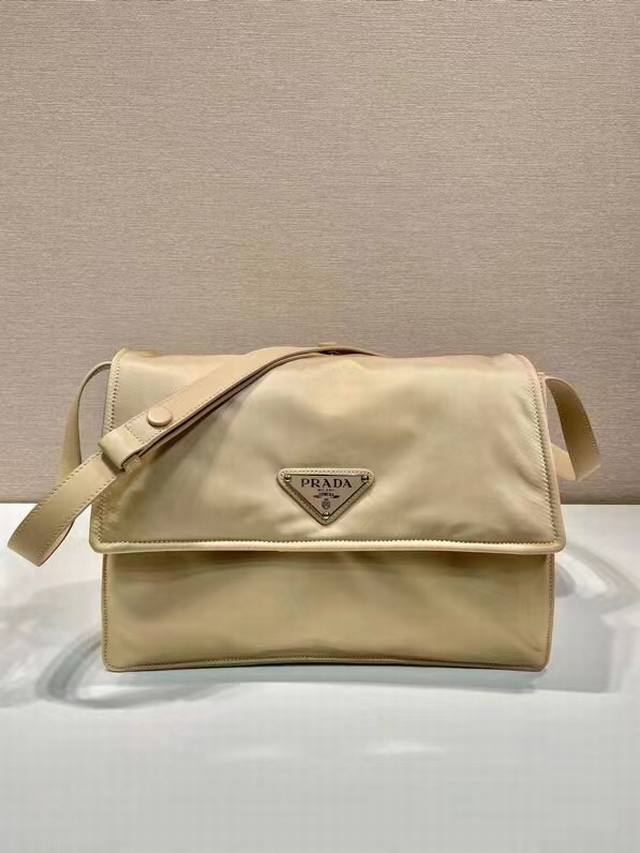 Popular messenger bag small new color milk tea This shoulder bag is made of uniq