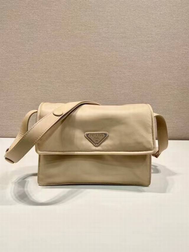 The new color of the popular messenger bag mini is so cute. This shoulder bag is