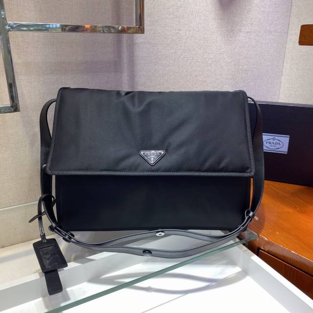 Popular messenger bag large size one size larger This shoulder bag is made of un